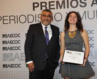 María Isabel Vizcaíno, en el moment de rebre el premi.